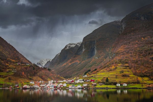 Quels sont les meilleurs spots pour la photographie de paysages dans les fjords norvégiens : conseils et périodes idéales ?